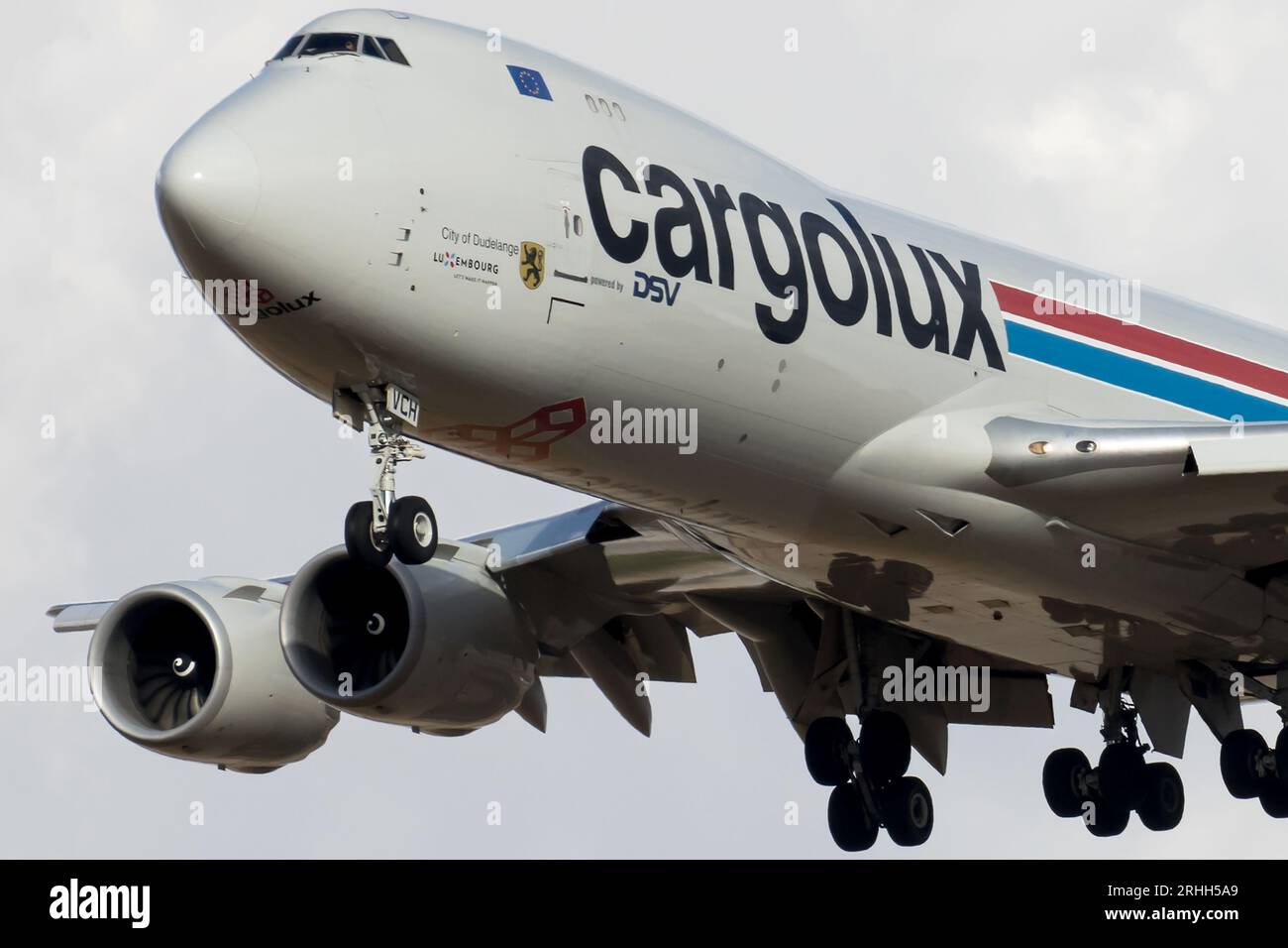 Un cargo Cargolux Boeing 747-8 atterra all'aeroporto Gateway da Lussemburgo. Foto Stock