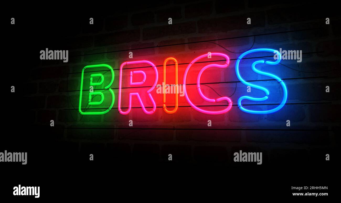 Simbolo al neon BRICS. Organizzazione politica internazionale lampadine di colore chiaro. Illustrazione 3d del concetto astratto. Foto Stock