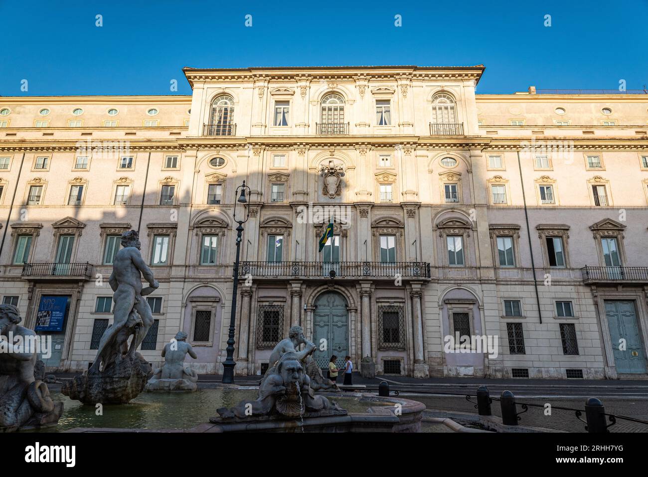 7 settembre 2022 a Roma, Italia: Una fontana in Piazza Navona al mattino con un turista che guarda. Foto Stock