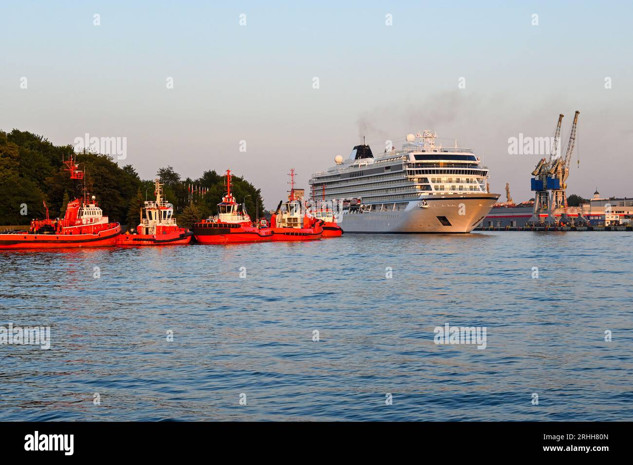 Il canale del porto a Danzica. Il porto di Danzica è il più antico e grande porto marittimo polacco Foto Stock