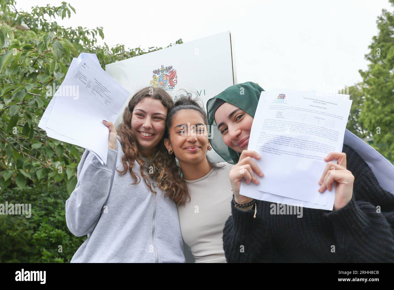 Birmingham, Regno Unito. 17 agosto 2023. Gli studenti di King Edward vi Camp Hill for Girls, Birmingham, celebrano i loro risultati di successo nei loro livelli A. Nonostante le preoccupazioni nazionali che questa coorte sia la "più sfortunata”, la scuola sta celebrando i risultati meglio di quelli mai registrati prima della pandemia. Crediti: Peter Lopeman/Alamy Live News Foto Stock