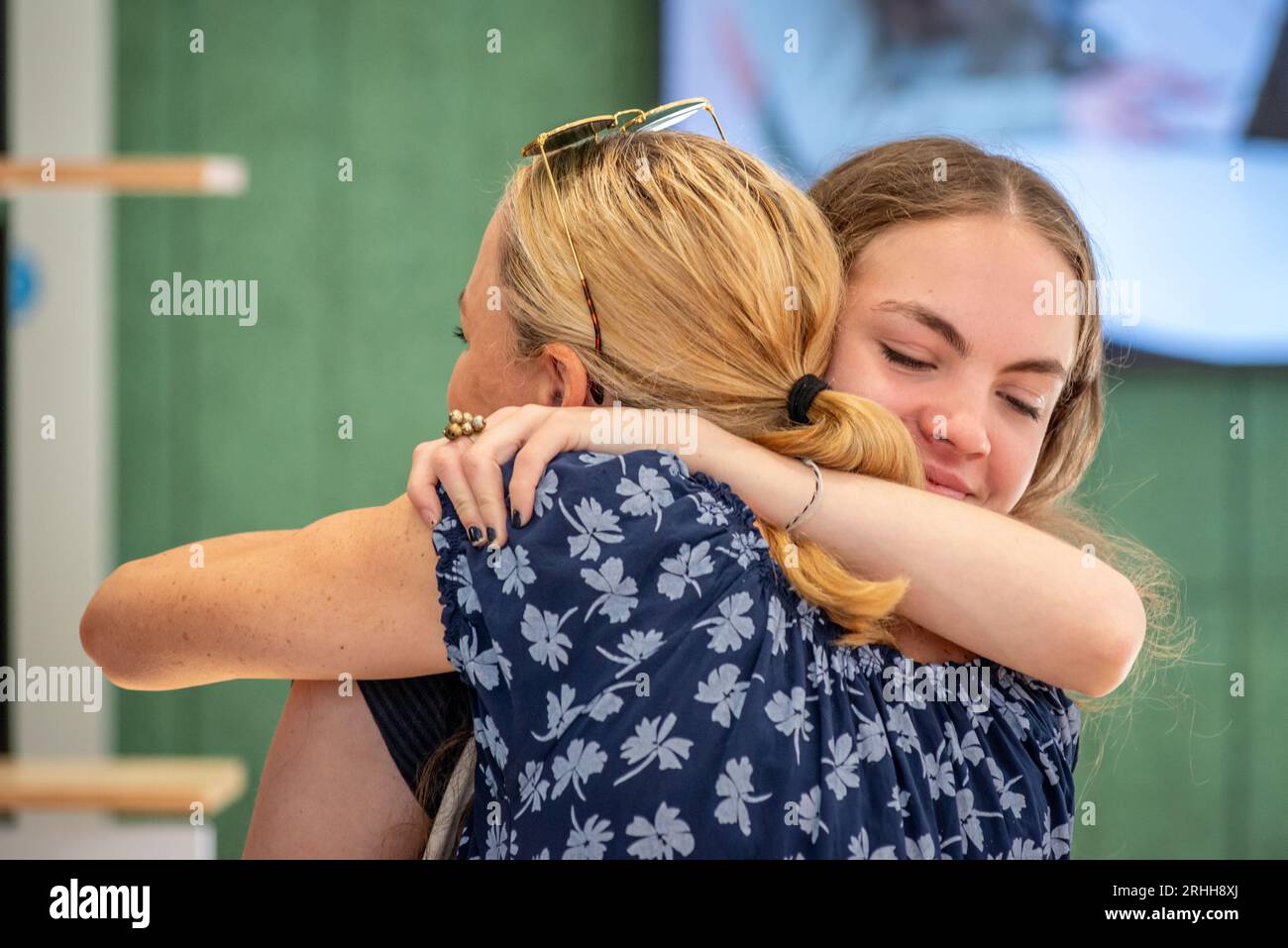 Brighton, 17 agosto 2023: Giornata dei risultati di livello 'A' presso la Brighton Girls' School con Lili Connell e sua madre Credit: Andrew Hasson/Alamy Live News Foto Stock