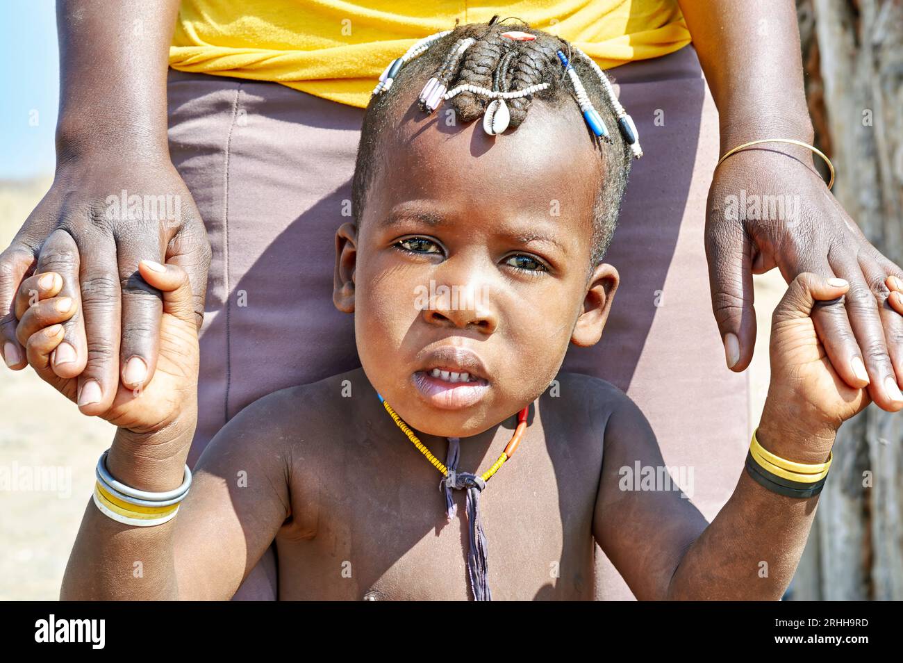 Namibia. Ritratto di un figlio del gruppo etnico Zemba Bantu nella regione di Kunene Foto Stock