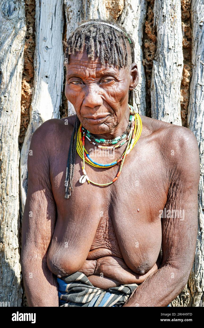 Namibia. Ritratto di un'anziana donna del gruppo etnico Zemba Bantu nella regione di Kunene Foto Stock