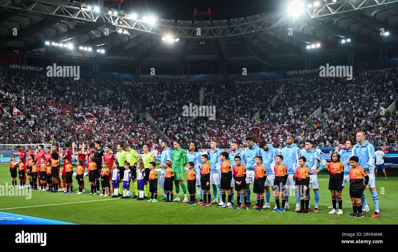 Pireo, Grecia. 16 agosto 2023: I giocatori del Manchester City e del Siviglia si schierano durante la partita di Supercoppa UEFA 2023 tra il Manchester City FC e il Sevilla FC al Georgios Karaiskakis Stadium nel Pireo, in Grecia. 16 agosto 2023. (Foto di Nikola Krstic/Alamy) Foto Stock