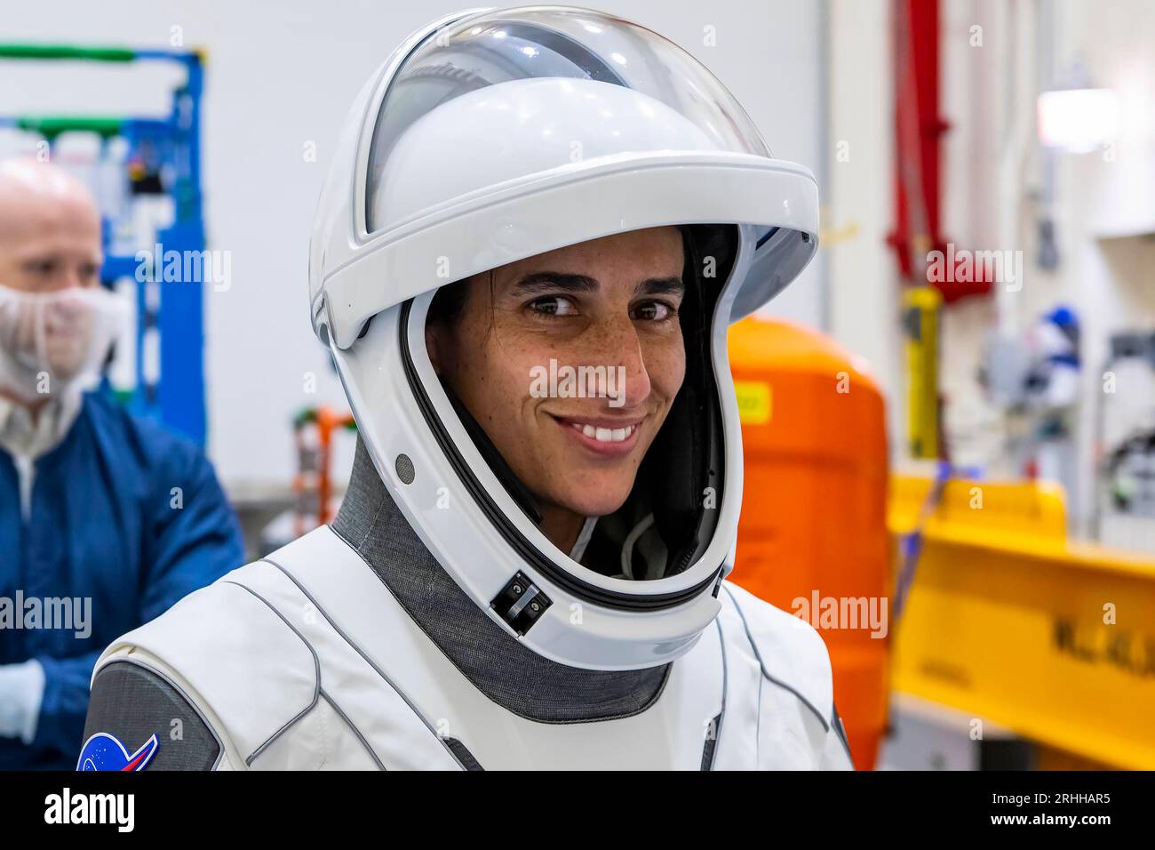 CAPE CANAVERAL, FLORIDA, USA - 22 luglio 2023 - Ritratto dell'astronauta SpaceX Crew-7 Jasmin Moghbeli nella sua tuta di pressione nelle attività pre-lancio. S Foto Stock