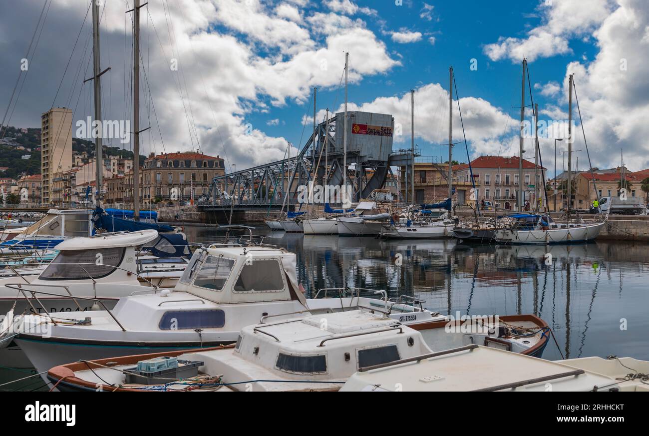 Pont Tivoli e barche sul canale Peyrade, dal quai d'Orient di Sète, Occitanie, Francia Foto Stock