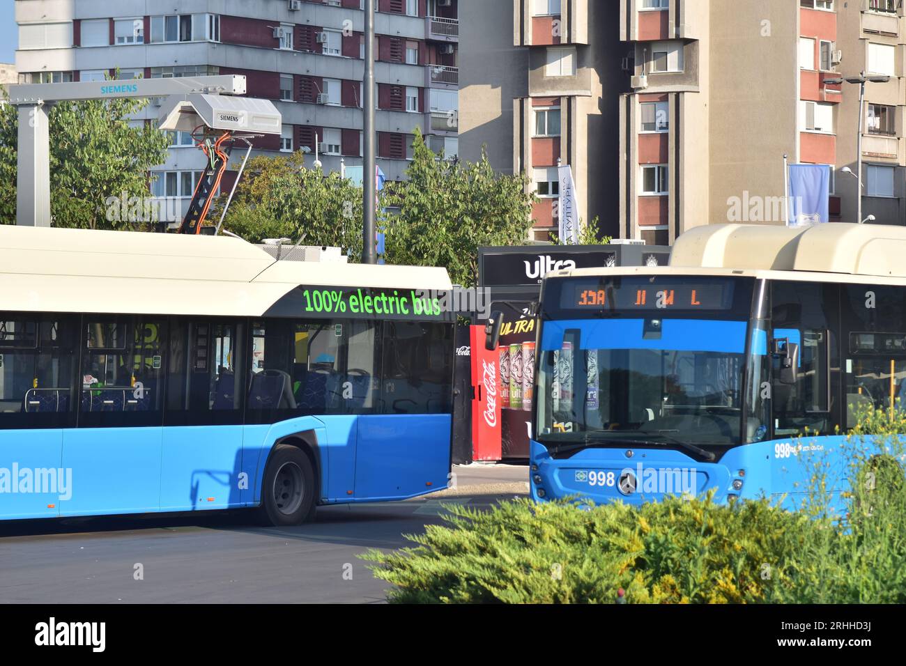 Autobus di trasporto pubblico in una stazione degli autobus. Mix di autobus elettrici vecchi e nuovi a Novi Sad, Serbia. Trasporto pubblico con autobus. Foto Stock