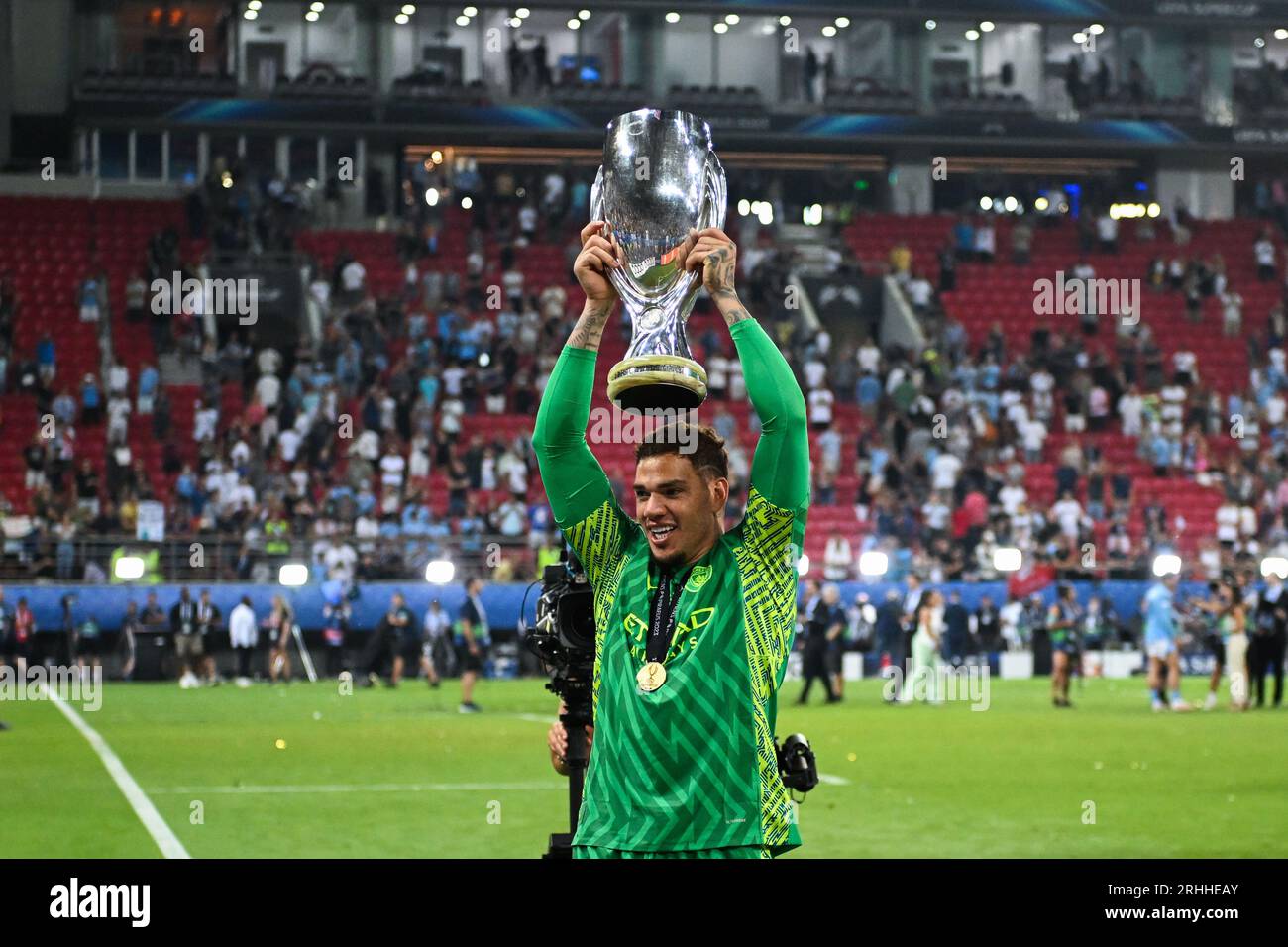 Pireo, Grecia. 16 agosto 2023: Il portiere Ederson del Manchester City festeggia con il trofeo durante la partita di Supercoppa UEFA 2023 tra Manchester City FC e Siviglia FC al Georgios Karaiskakis Stadium nel Pireo, in Grecia. 16 agosto 2023. (Foto di Nikola Krstic/Alamy) Foto Stock