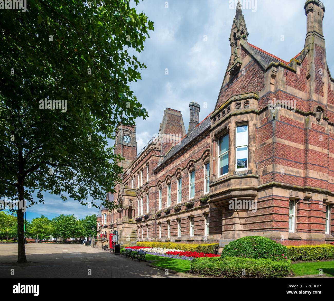 Il municipio di St Helens fu progettato da Henry Summer di Liverpool, con la costruzione completata nel 1876. Foto Stock