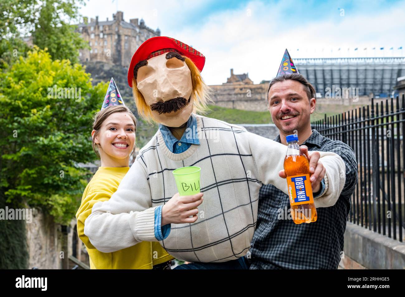 Edimburgo, Scozia, Regno Unito, 17 agosto 2023. Bill's 44th at Edinburgh Festival Fringe: Bill abbraccia tutto scozzese, indossando un cappello SEE You Jimmy Tam o'Shanter, bevendo IRN Bru con il castello di Edimburgo sullo sfondo visto dall'iconica Vennel. Questo spettacolo di burattini è stato realizzato dai burattinai di New York Dorothy James e Andy Manjuck. Crediti: Sally Anderson/Alamy Live News Foto Stock