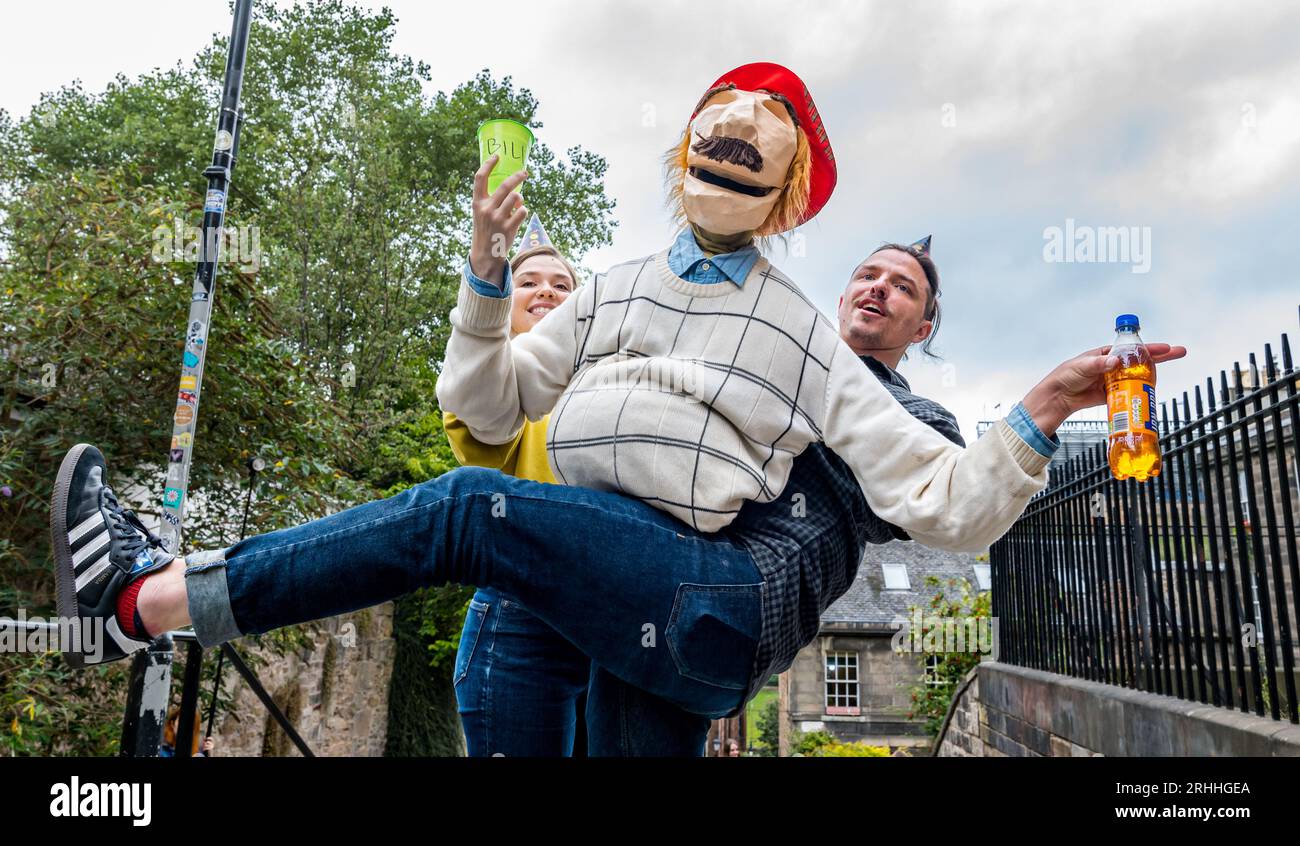 Edimburgo, Scozia, Regno Unito, 17 agosto 2023. Bill's 44th at Edinburgh Festival Fringe: Bill abbraccia tutto scozzese, indossando un cappello SEE You Jimmy Tam o'Shanter, bevendo IRN Bru con il castello di Edimburgo sullo sfondo visto dall'iconica Vennel. Questo spettacolo di burattini è stato realizzato dai burattinai di New York Dorothy James e Andy Manjuck. Crediti: Sally Anderson/Alamy Live News Foto Stock