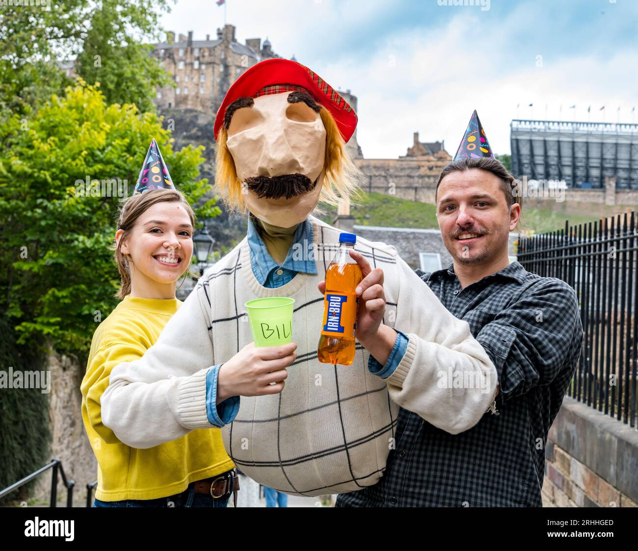 Edimburgo, Scozia, Regno Unito, 17 agosto 2023. Bill's 44th at Edinburgh Festival Fringe: Bill abbraccia tutto scozzese, indossando un cappello SEE You Jimmy Tam o'Shanter, bevendo IRN Bru con il castello di Edimburgo sullo sfondo visto dall'iconica Vennel. Questo spettacolo di burattini è stato realizzato dai burattinai di New York Dorothy James e Andy Manjuck. Crediti: Sally Anderson/Alamy Live News Foto Stock