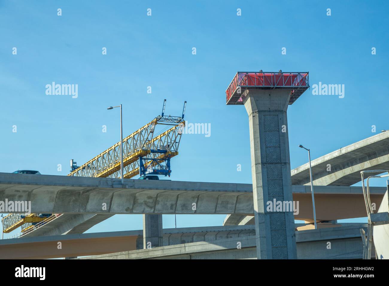 Moderna costruzione autostradale con architettura a volo alto all'aeroporto di Miami sotto il cielo blu Foto Stock