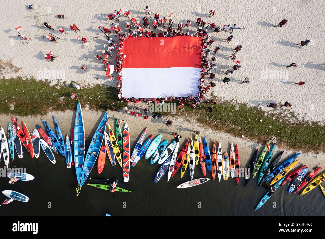 Jakarta. 17 agosto 2023. Questa foto aerea scattata il 17 agosto 2023 mostra persone che sventolano la bandiera nazionale dell'Indonesia durante la celebrazione del 78° giorno dell'indipendenza a Giacarta, Indonesia. Crediti: Veri Sanovri/Xinhua/Alamy Live News Foto Stock