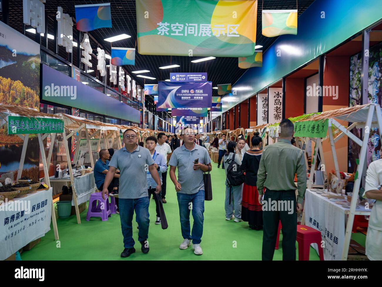 Kunming, provincia cinese dello Yunnan. 17 agosto 2023. La gente visita il Tea mart durante il primo South Asia Tea Festival alla settima China-South Asia Expo a Kunming, nella provincia dello Yunnan della Cina sud-occidentale, 17 agosto 2023. Il primo Festival del tè dell'Asia meridionale ha avuto inizio giovedì durante la settima esposizione Cina-Asia meridionale, presentando la cultura del tè e promuovendo i prodotti del tè. Crediti: Chen Xinbo/Xinhua/Alamy Live News Foto Stock