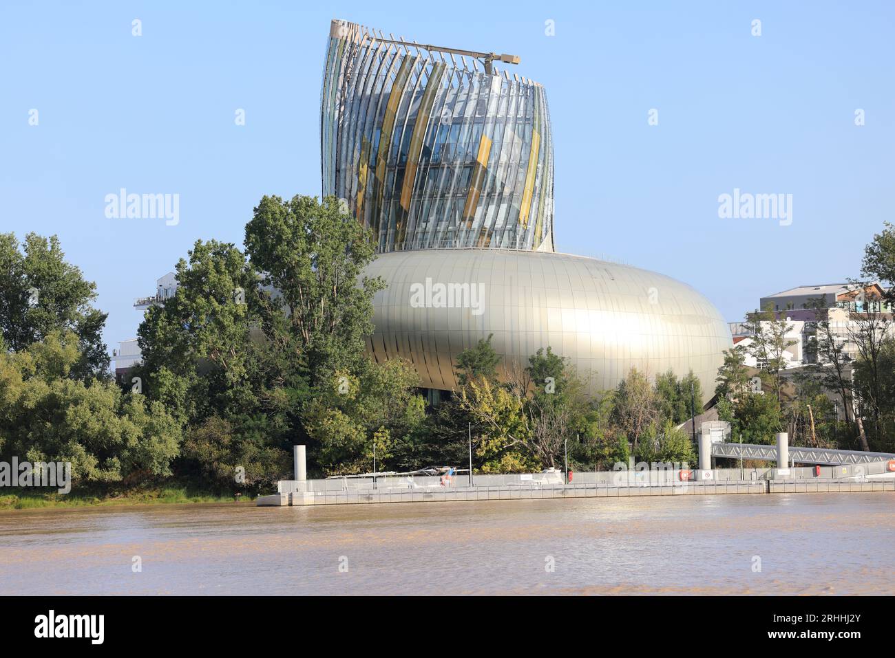 La Cité du Vin à Bordeaux lieu d'Exposition sur le thème du vin au bord du fleuve la Garonne. Bordeaux, Gironde, Francia, Europa Foto Stock