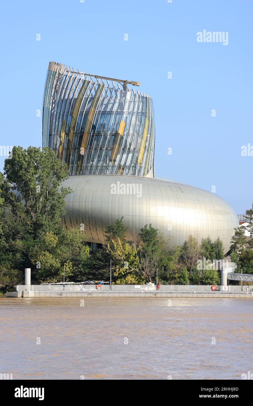 La Cité du Vin à Bordeaux lieu d'Exposition sur le thème du vin au bord du fleuve la Garonne. Bordeaux, Gironde, Francia, Europa Foto Stock