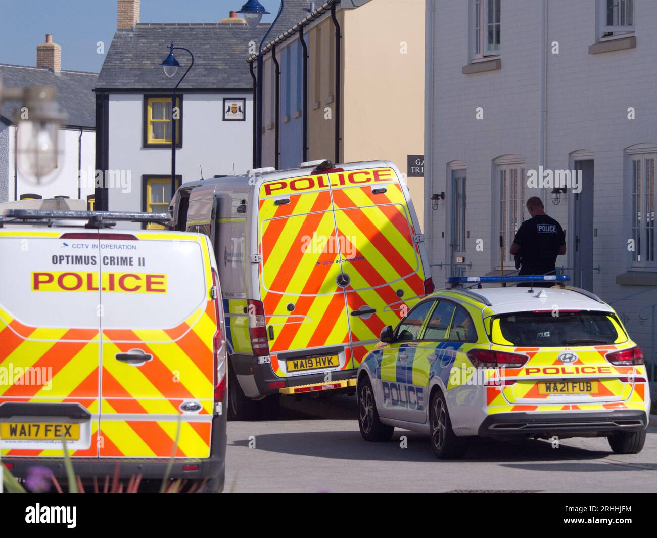 Diversi agenti di polizia accompagnati da un cane da sniffer vengono visti mentre fanno un ingresso forzato in una casa situata su Stret Kosti Veur Woles. Questa posizione si trova nel villaggio modello del progetto King Charles alla periferia di Newquay. Un testimone oculare ha riferito che la porta d'ingresso era rotta per accedere. Un certo numero di individui sono stati visti essere scortati da agenti di polizia. La polizia di Devon e Cornovaglia fanno un raid per droga. Nansledan Cornwall Regno Unito. 17 agosto 2023. Robert Taylor Foto Stock