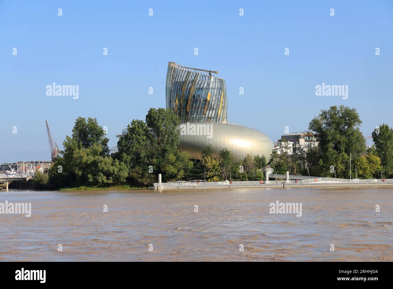 La Cité du Vin à Bordeaux lieu d'Exposition sur le thème du vin au bord du fleuve la Garonne. Bordeaux, Gironde, Francia, Europa Foto Stock