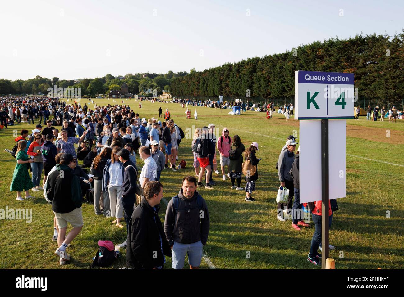 Gente che aspetta di andare a Wimbledon per il primo giorno di campionati di tennis. Immagine scattata il 3 luglio 2023. © Belinda Jiao jiao.bilin@gmail.com 0 Foto Stock