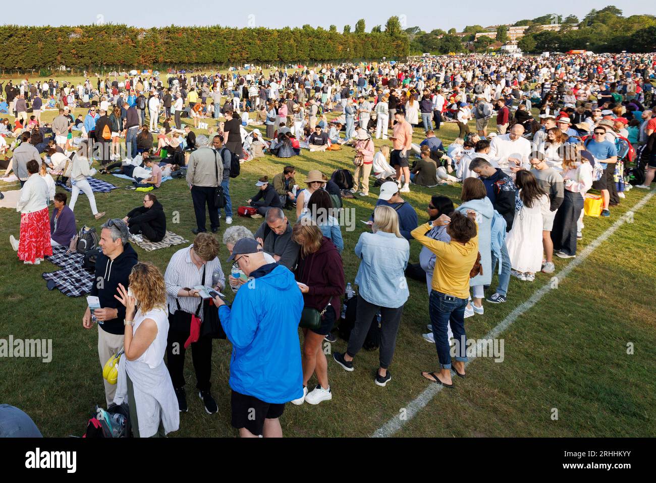 Gente che aspetta di andare a Wimbledon per il primo giorno di campionati di tennis. Immagine scattata il 3 luglio 2023. © Belinda Jiao jiao.bilin@gmail.com 0 Foto Stock