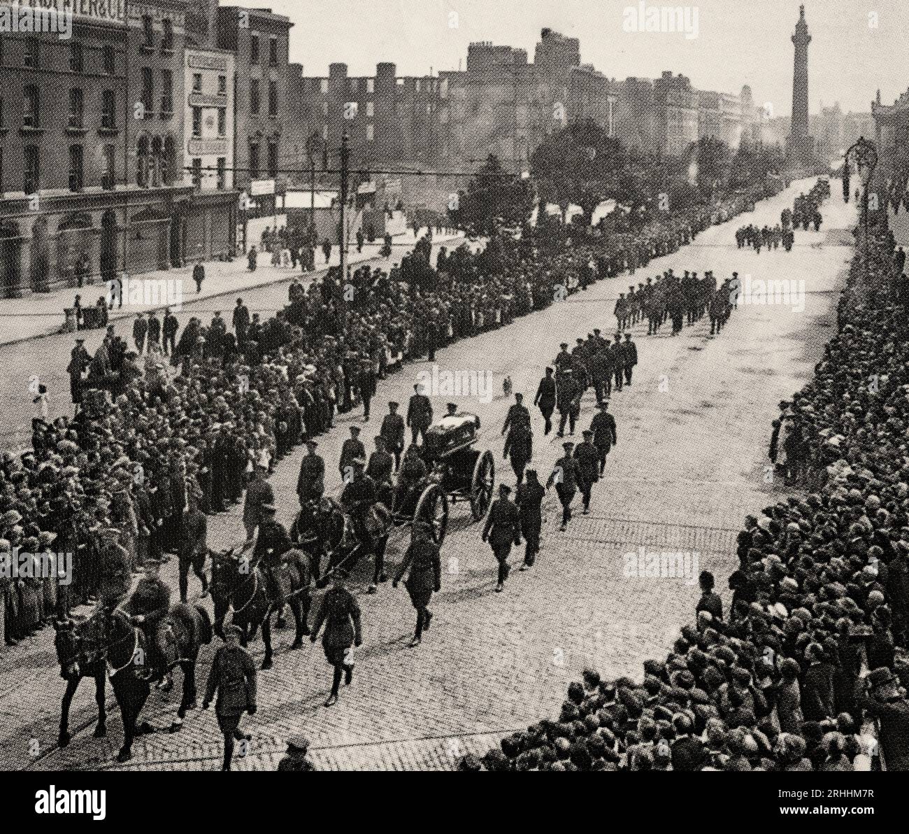 Il 22 agosto 1922 Michael Collins fu ucciso in un'imboscata a Béal na mBláth fuori Cork. La sua bara su una carrozza trainata da cavalli viene trainata dai soldati del Free State a cavallo lungo o'Connell Street sulla strada per il cimitero di Glasnevin il 28 agosto 1922. Foto Stock