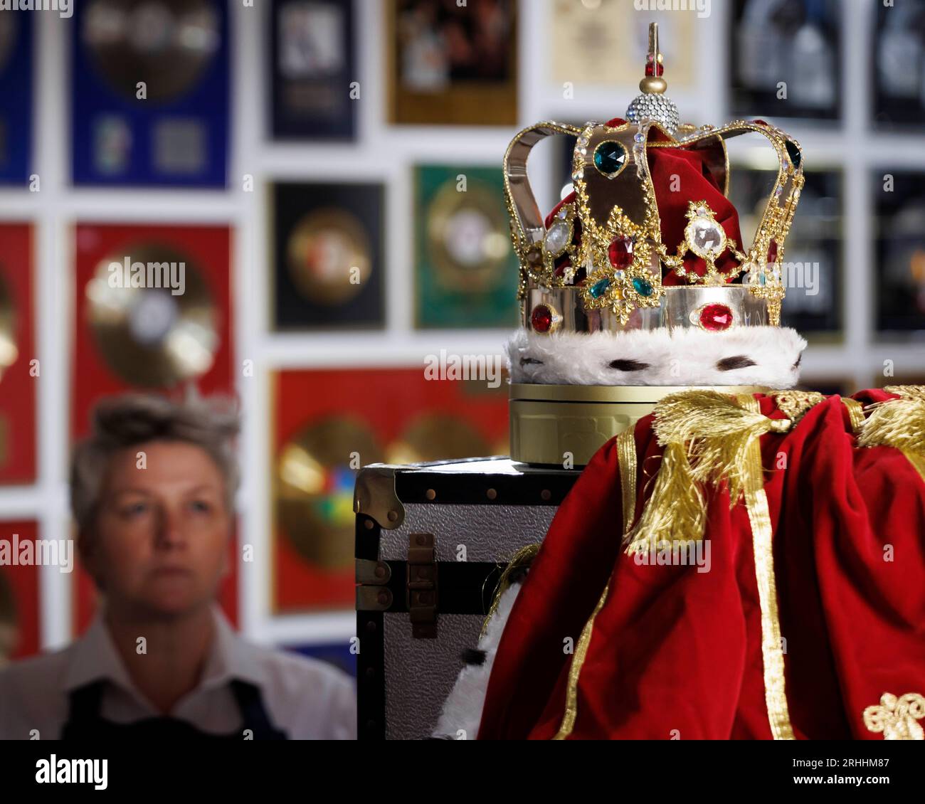 La mostra pubblica della collezione personale di Freddie Mercury apre oggi al Sotheby's London. Nella foto: Corona e cloa firmati da Freddie Mercury Foto Stock