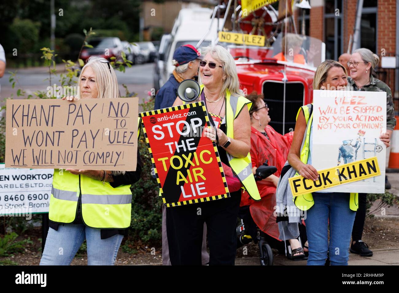 Protesta anti-Ulez a Bromley, a est di Londra questo pomeriggio. Nella foto: I manifestanti sollevano cartelli. Immagine ripresa il 12 agosto 2023. © Belinda Jiao jiao Foto Stock