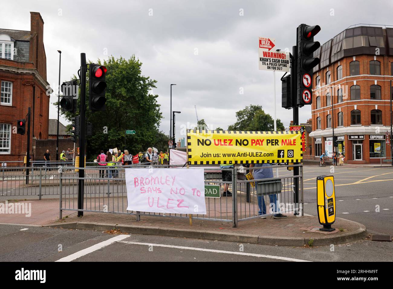 Protesta anti-Ulez a Bromley, a est di Londra questo pomeriggio. Nella foto: Gli striscioni sono collocati in corrispondenza di un incrocio. Immagine ripresa il 12 agosto 2023. © Belinda Jiao Foto Stock