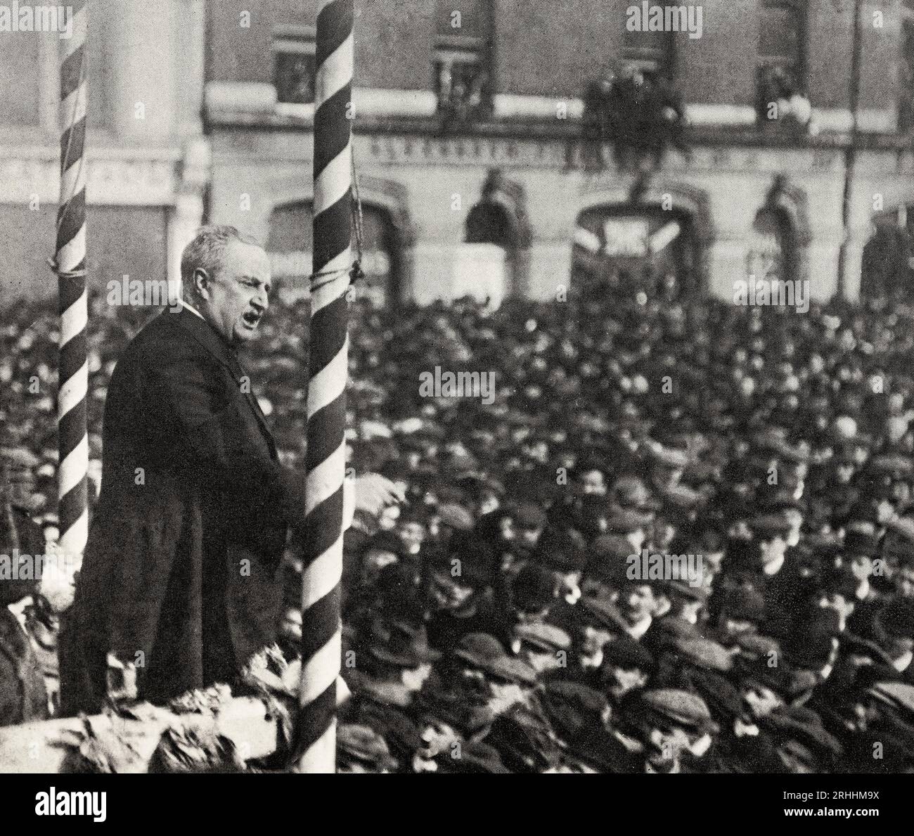 Una fotografia dell'inizio del XX secolo di John Redmond, (1856-1918), leader del Partito parlamentare irlandese (comunemente chiamato Partito nazionalista irlandese, o Partito nazionalista irlandese). Visto nella foto che si rivolge a un incontro a Dublino nel 1912, in cui spera per l'Home Rule in Irlanda. Foto Stock