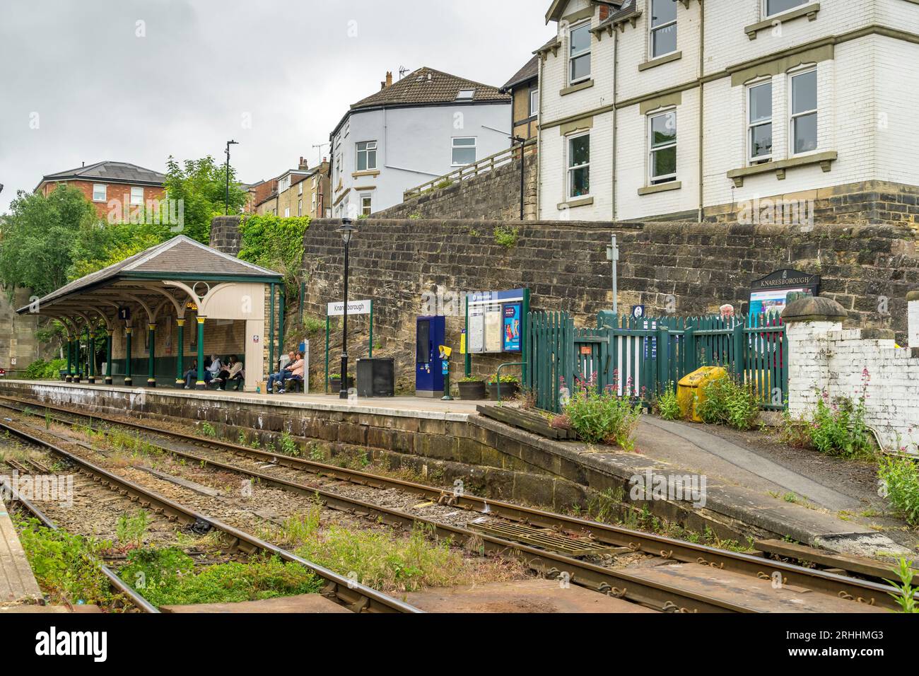 Knaresborough piattaforma numero uno da York a leeds Railway line, Knaresborough, North Yorkshire, Inghilterra, Regno Unito Foto Stock