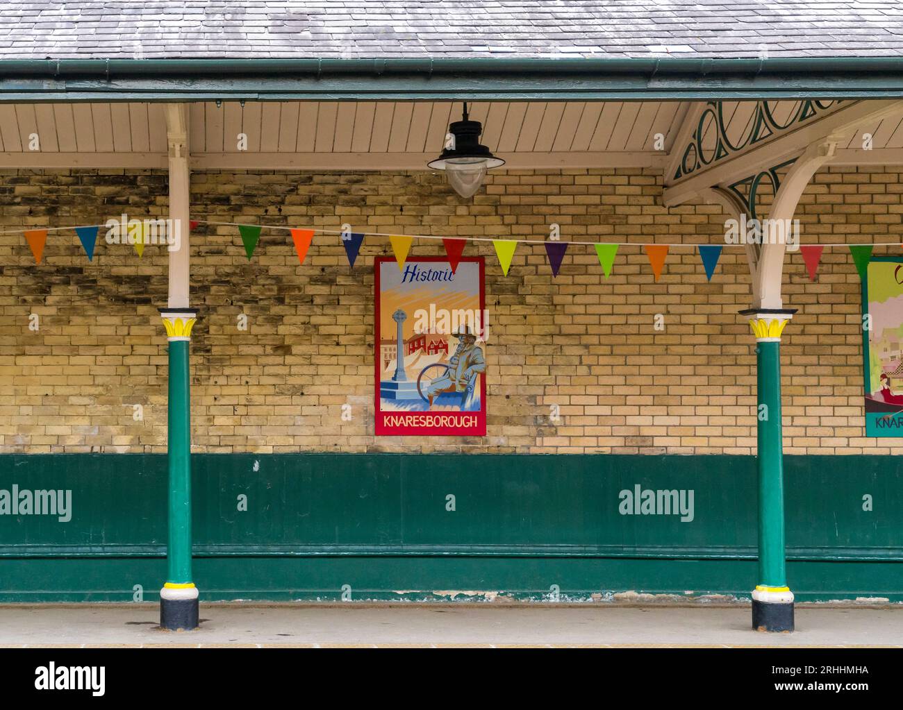 Poster moderno e storico di Knaresborough nella stazione ferroviaria di Knaresborough, North Yorkshire, Inghilterra, Regno Unito Foto Stock