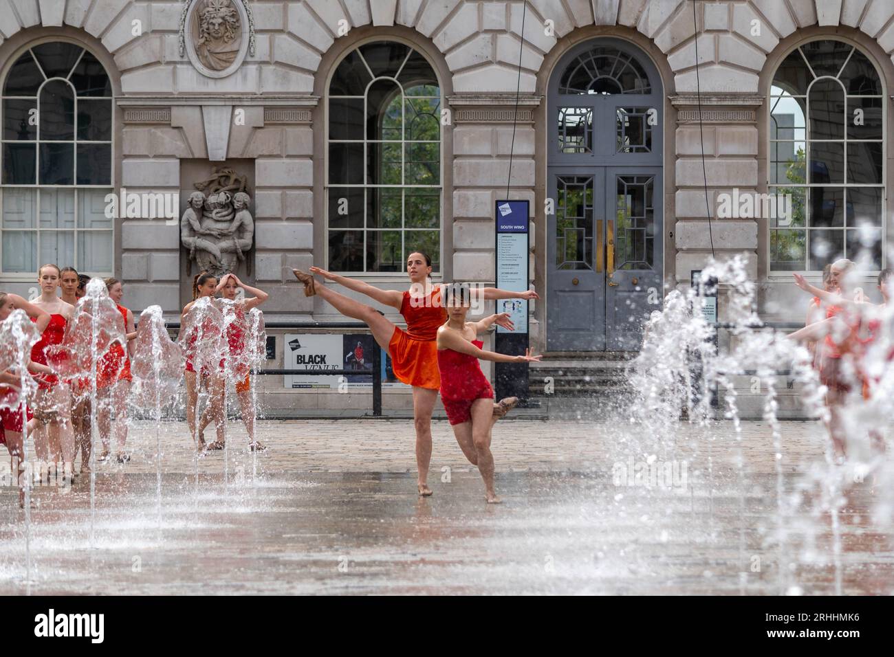 Londra, Regno Unito, 17 agosto 2023, Dancers from Shobana Jeyasingh Dance provando il contrappunto nelle fontane della Somerset House prima delle esibizioni di questo fine settimana come parte dell'Inside Out Festival del Westminster City Council., Andrew Lalchan Photography/Alamy Live News Foto Stock