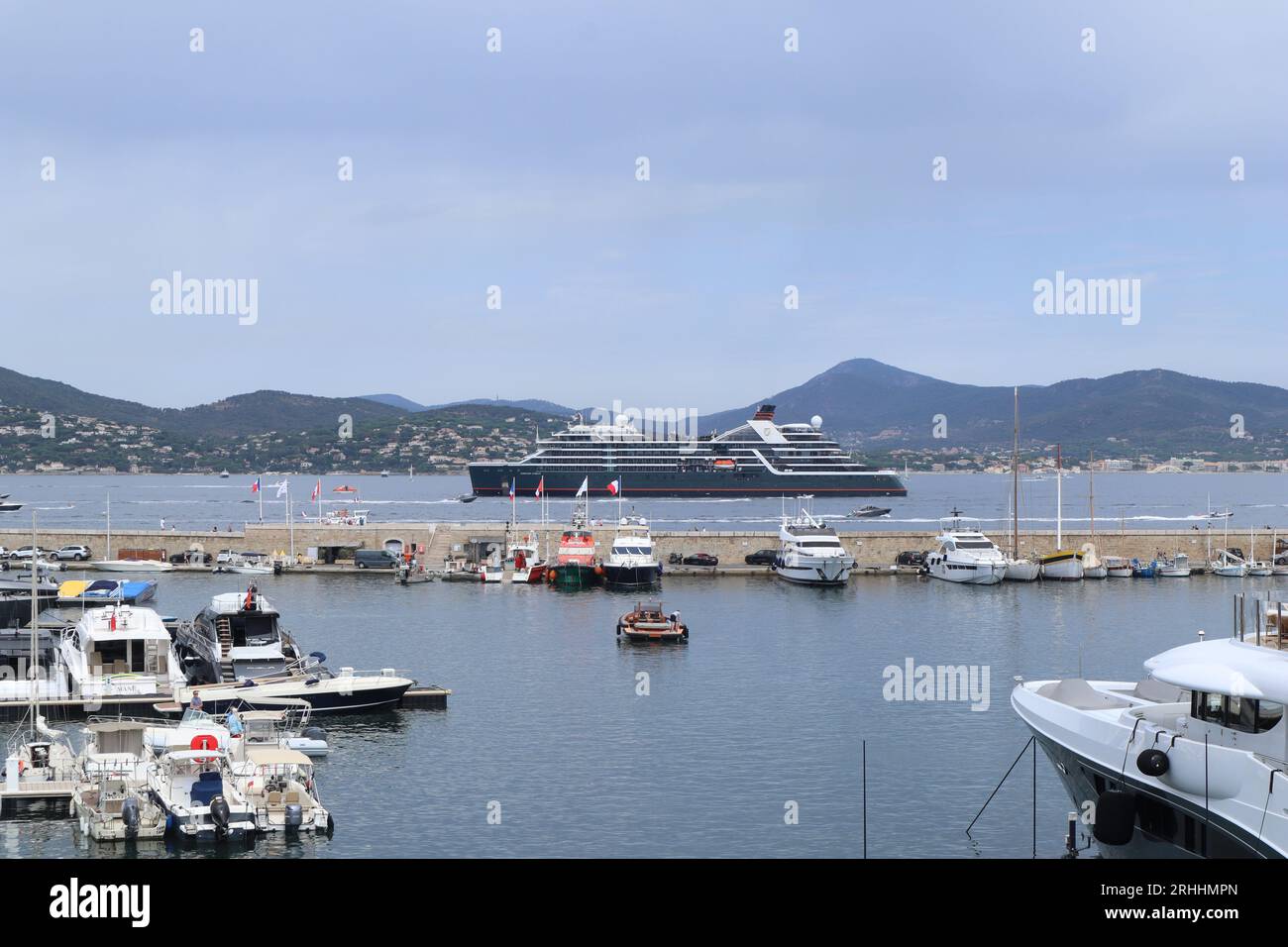 17 agosto 2023, Saint-Tropez, Francia Seabourn Pursuit Cruise nel Mediterraneo Port de Saint-Tropez. Meteo, estate, viaggi, paesaggio, turisti, via, Credit Ilona Barna BIPHOTONEWS, Alamy Live News Foto Stock