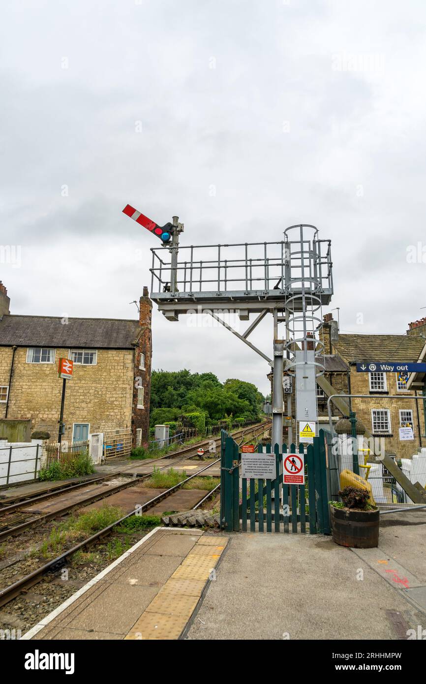 Segnale semafore impostato alla stazione ferroviaria Proceed Knaresborough, Knaresborough, North Yorkshire, England, UK Foto Stock