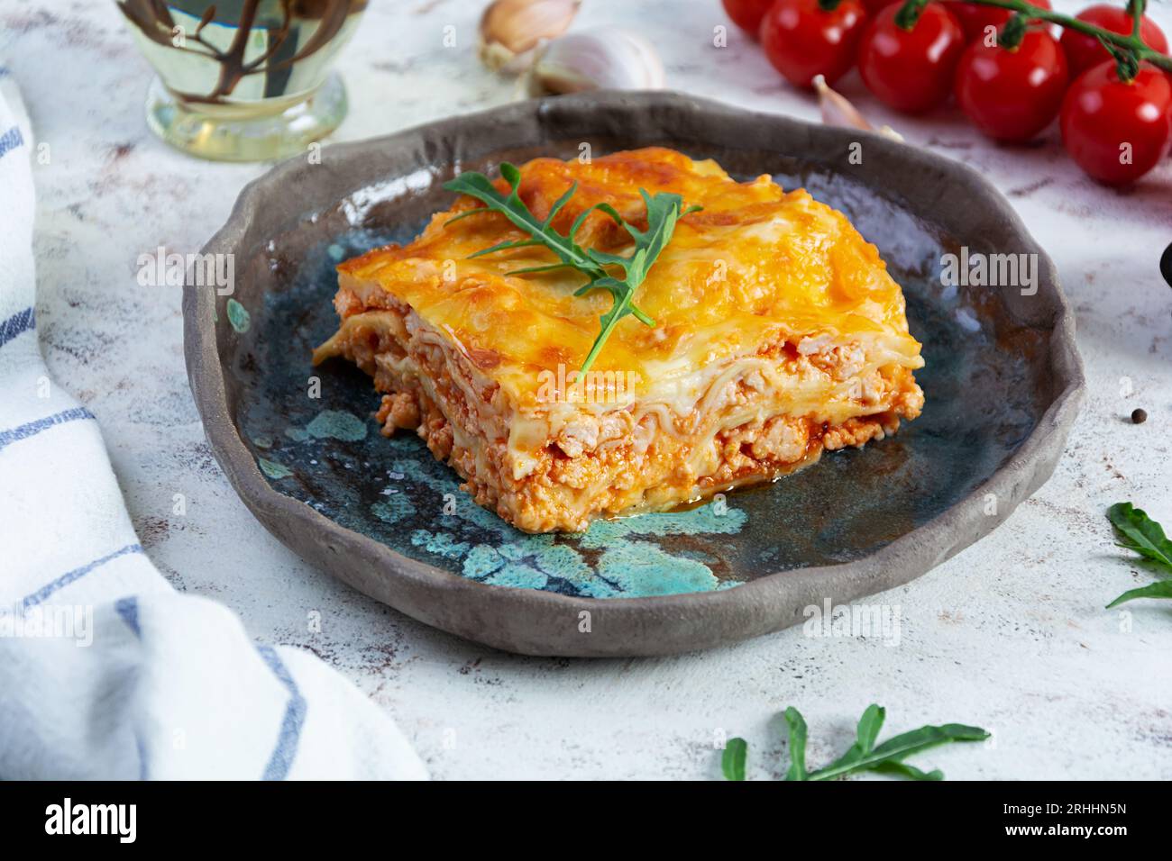 Lasagne di carne con salsa alla bolognese e salsa di besciamella. Lasagne classiche Foto Stock