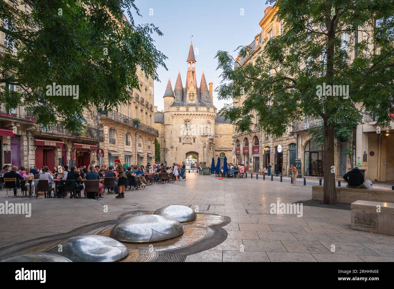 Borddeaux, Francia - 21 settembre. 2022: Vista su Place du Palais e Port Cailhau. Foto Stock