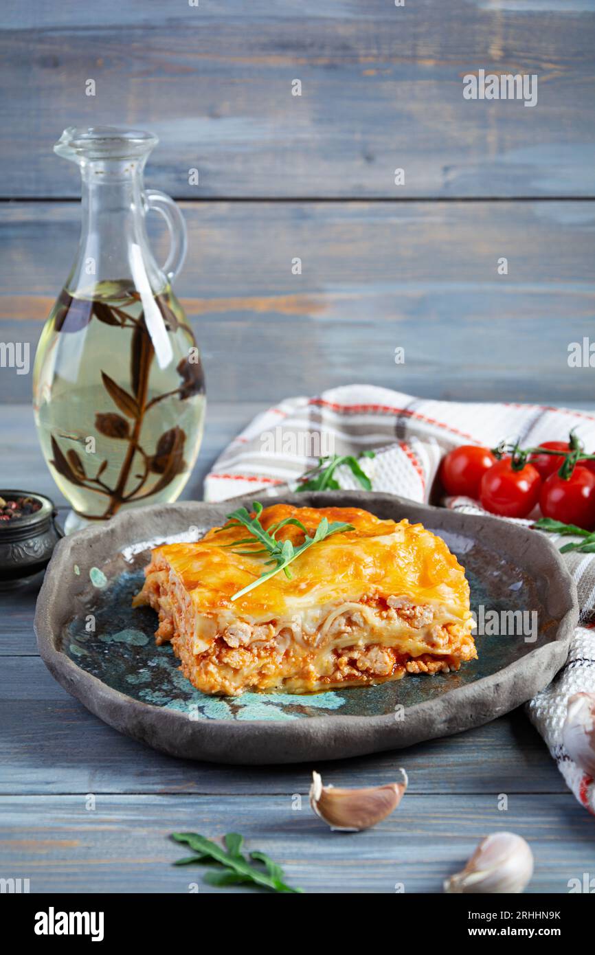 Lasagne di carne con salsa alla bolognese e salsa di besciamella. Lasagne classiche Foto Stock
