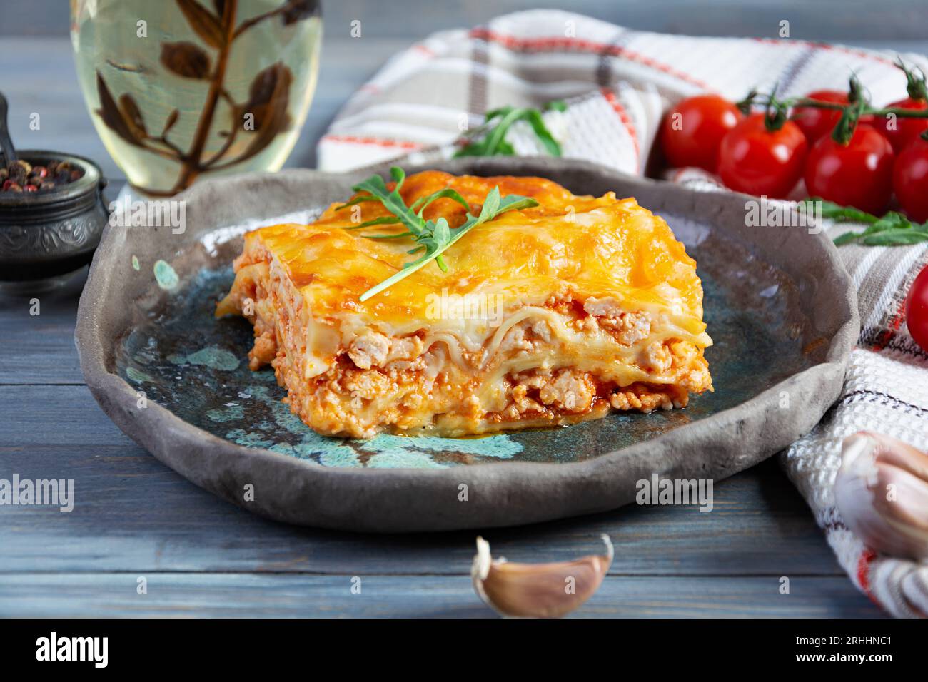 Lasagne di carne con salsa alla bolognese e salsa di besciamella. Lasagne classiche Foto Stock