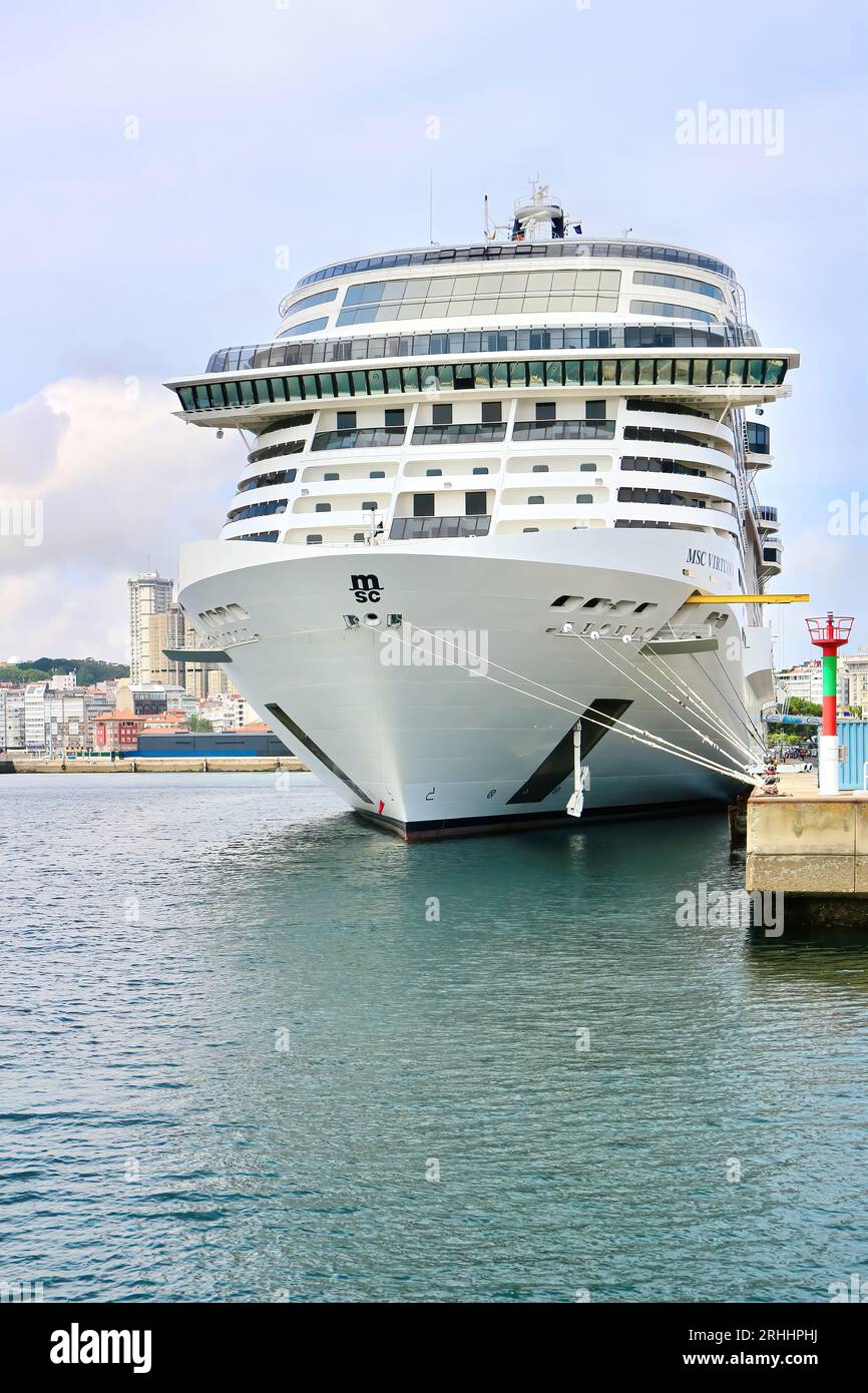 MSC Virtuosa nave passeggeri ormeggiata nel porto di Una Coruña Galizia Spagna Foto Stock