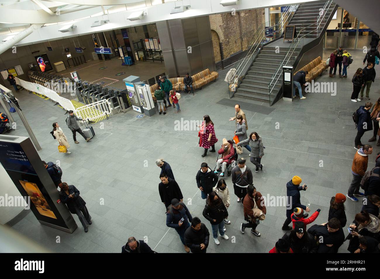 La gente passa accanto alle piattaforme chiuse della stazione King's Cross di Londra. Foto Stock
