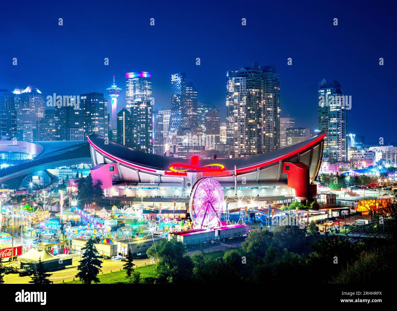 Blue Hour durante lo Stampede Festival, Calgary Skyline, Alberta, Canada Foto Stock