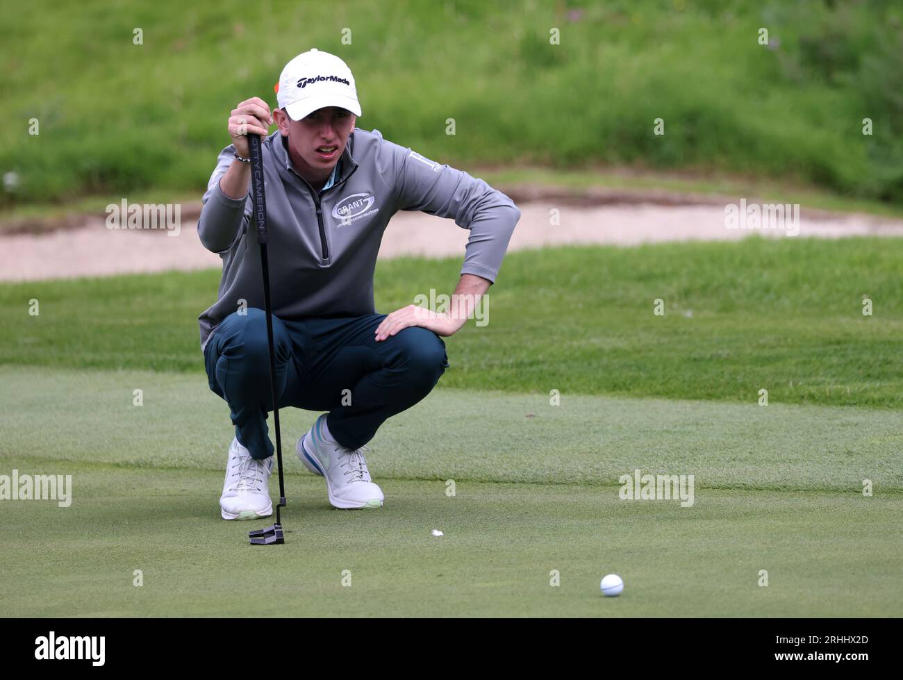 Tom McKibbin prepara un putt sul primo green durante il primo giorno dell'ISPS HANDA World Invitational al Galgorm Castle Golf Club nella contea di Antrim, Irlanda del Nord. Data foto: Giovedì 17 agosto 2023. Foto Stock