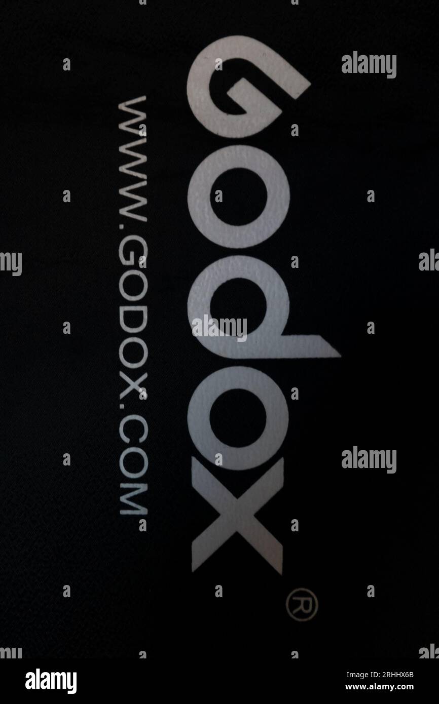Salvador, Bahia, Brasile - 17 agosto 2023: Logo con indirizzo Internet di una soft box del marchio Godox Foto Stock