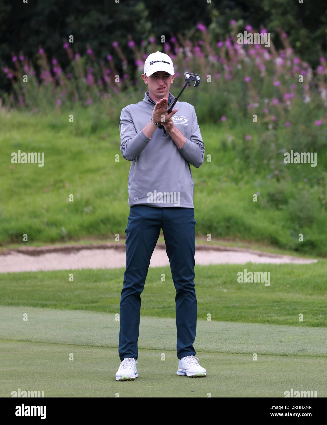 Tom McKibbin prepara un putt sul primo green durante il primo giorno dell'ISPS HANDA World Invitational al Galgorm Castle Golf Club nella contea di Antrim, Irlanda del Nord. Data foto: Giovedì 17 agosto 2023. Foto Stock