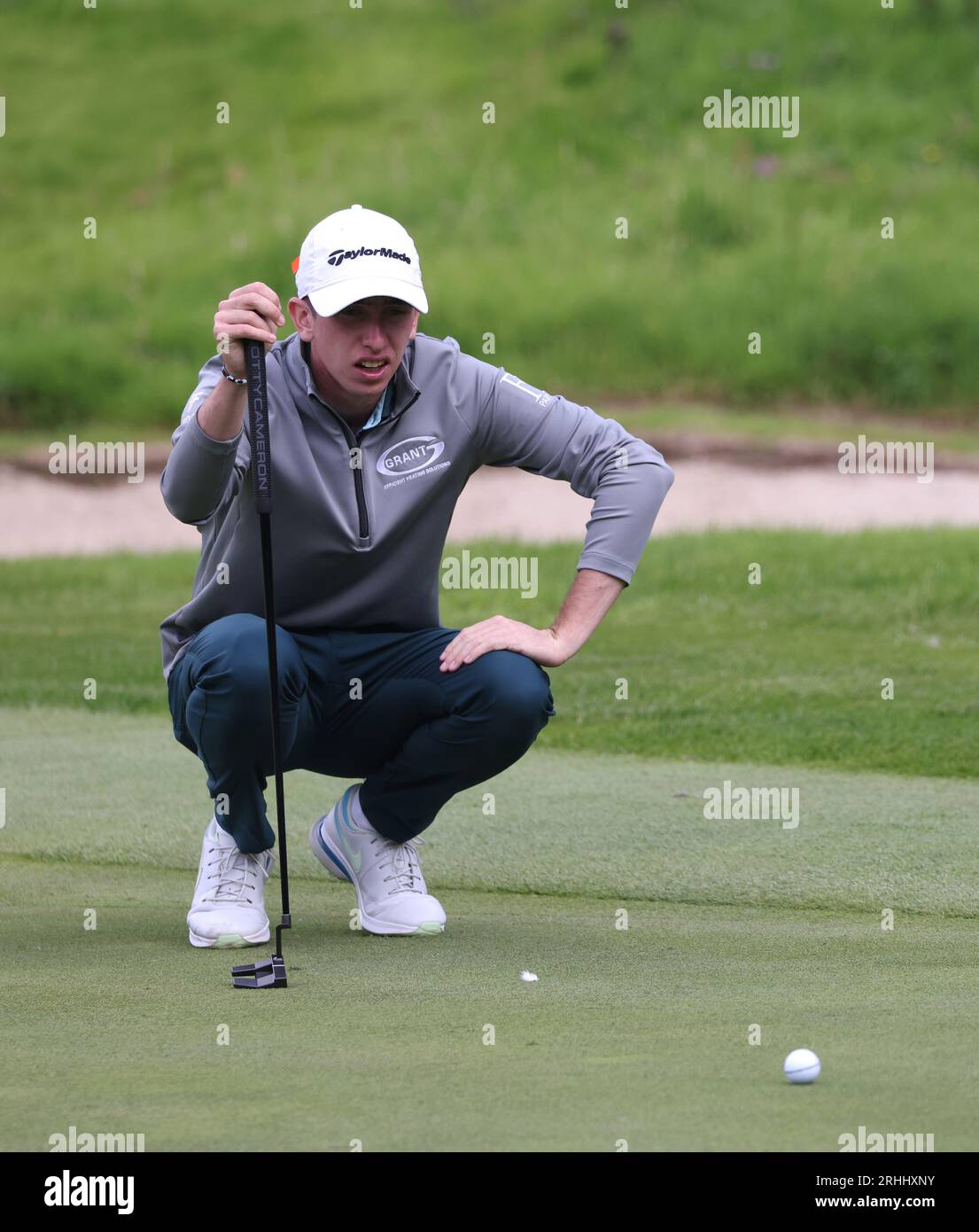 Tom McKibbin prepara un putt sul primo green durante il primo giorno dell'ISPS HANDA World Invitational al Galgorm Castle Golf Club nella contea di Antrim, Irlanda del Nord. Data foto: Giovedì 17 agosto 2023. Foto Stock