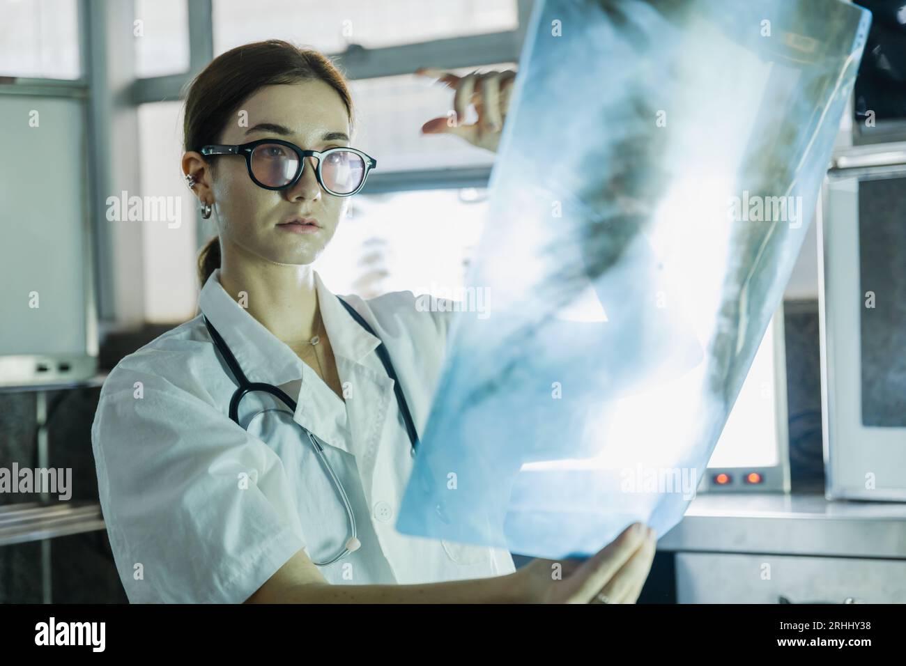 Controllo medico di sesso femminile sui risultati della scansione su monitor in laboratorio Foto Stock