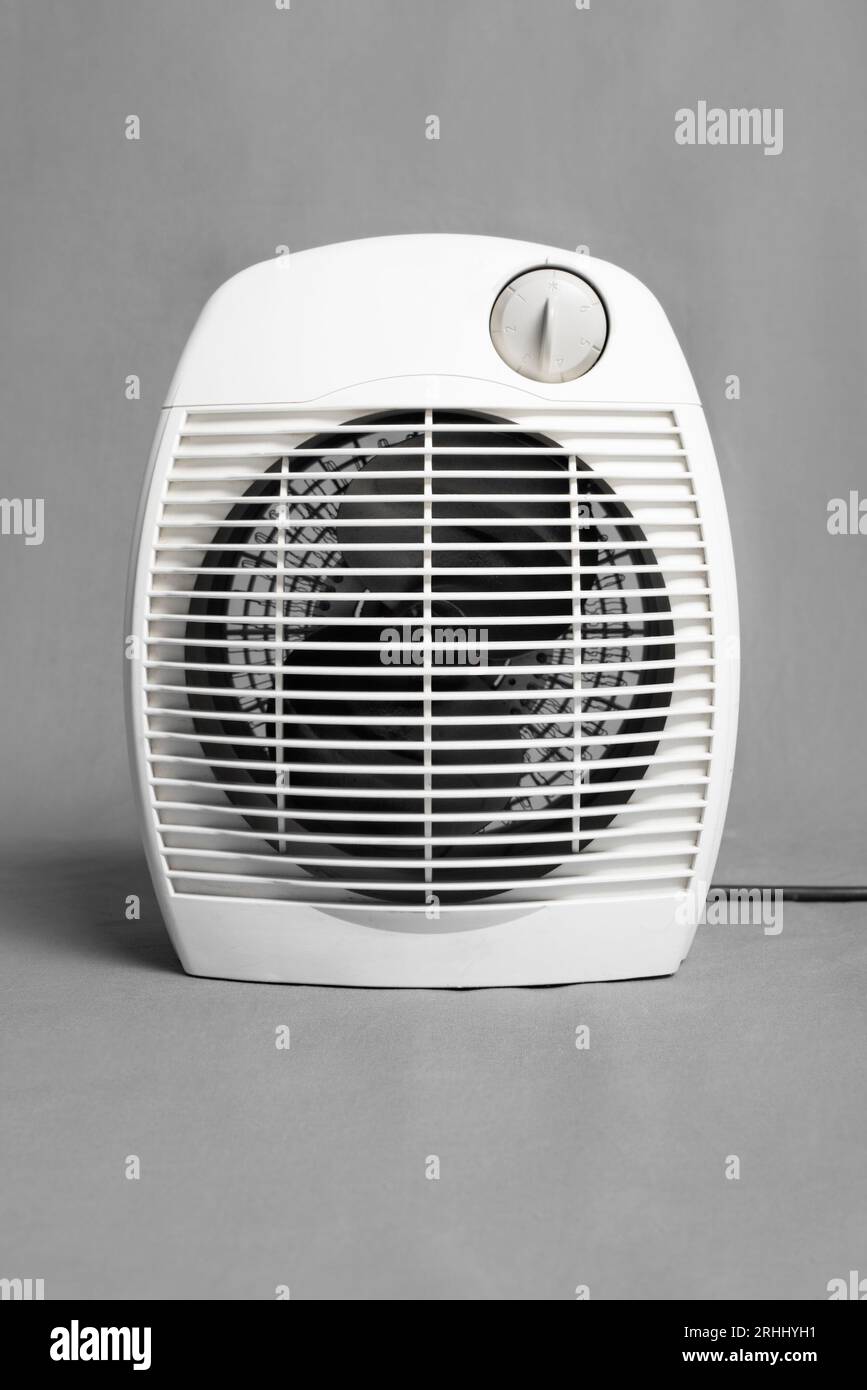 Riscaldatore ventola ambiente elettrica su sfondo grigio Foto Stock