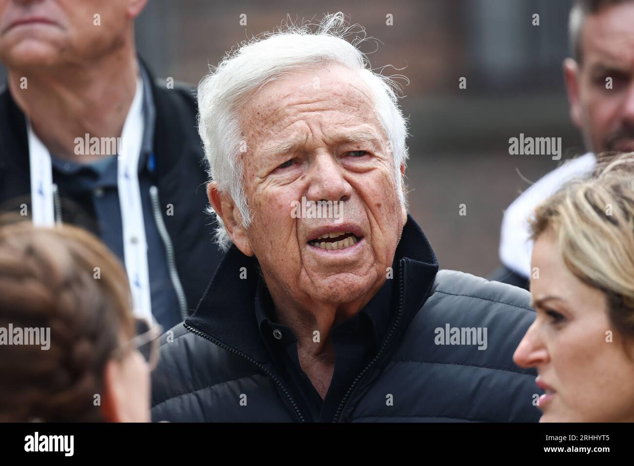 Oswiecim, Polonia. 18 aprile 2023. L'uomo d'affari americano Robert Kraft durante il marzo dei vivi nel campo di morte nazista-tedesco di Auschwitz-Birkenau Foto Stock